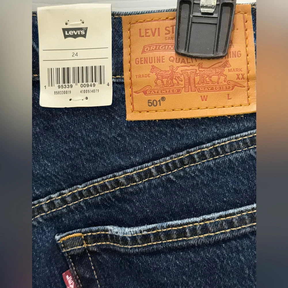 LEVIS HIGH RISE SHORTS JEAN SIZE 24 NWT